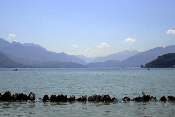 Lac entouré de montagnes dans la région d'Annecy